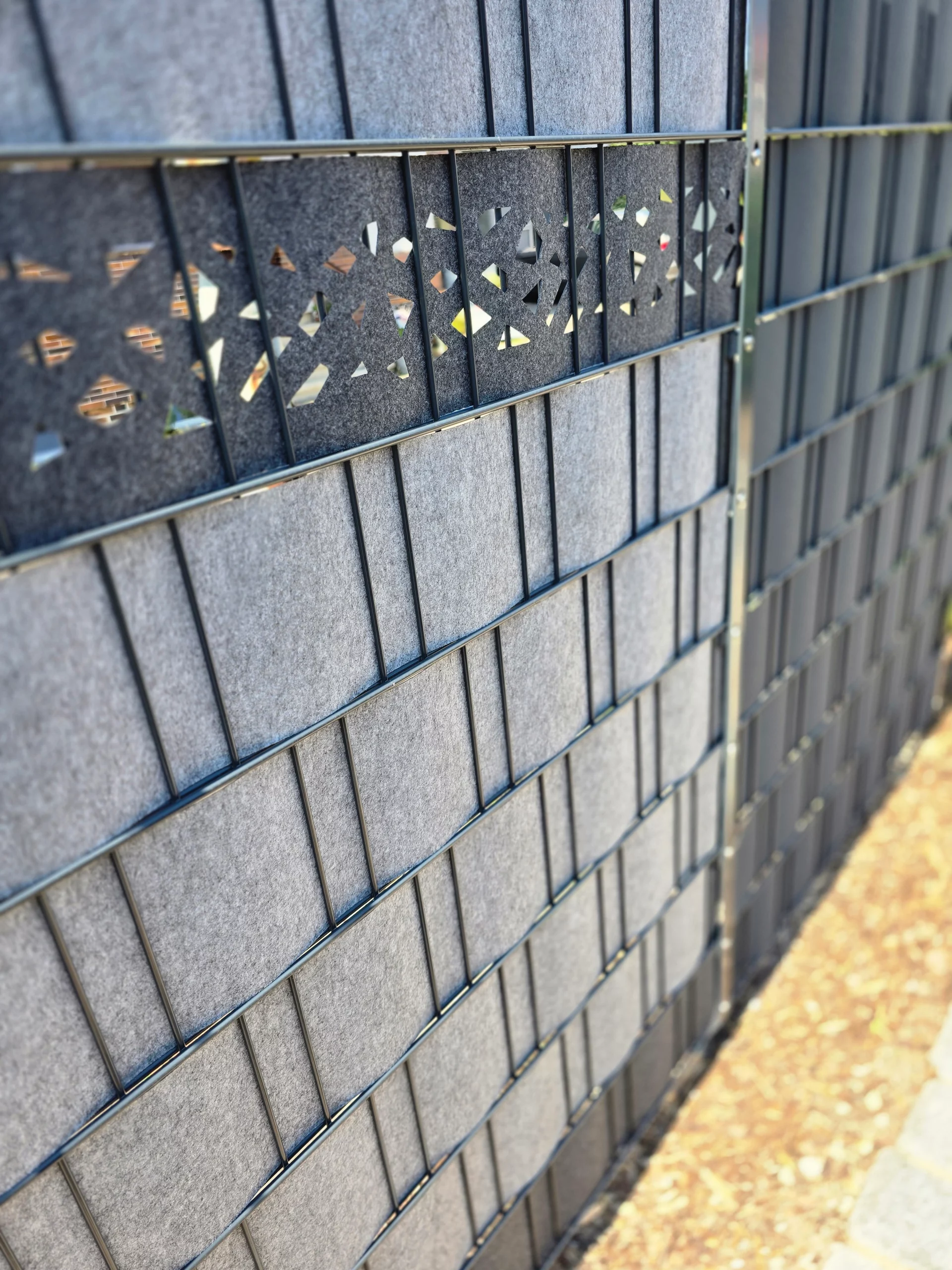 Sichtschutzstreifen eingeflochten