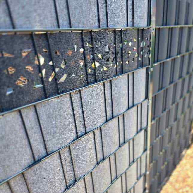 Sichtschutzstreifen eingeflochten